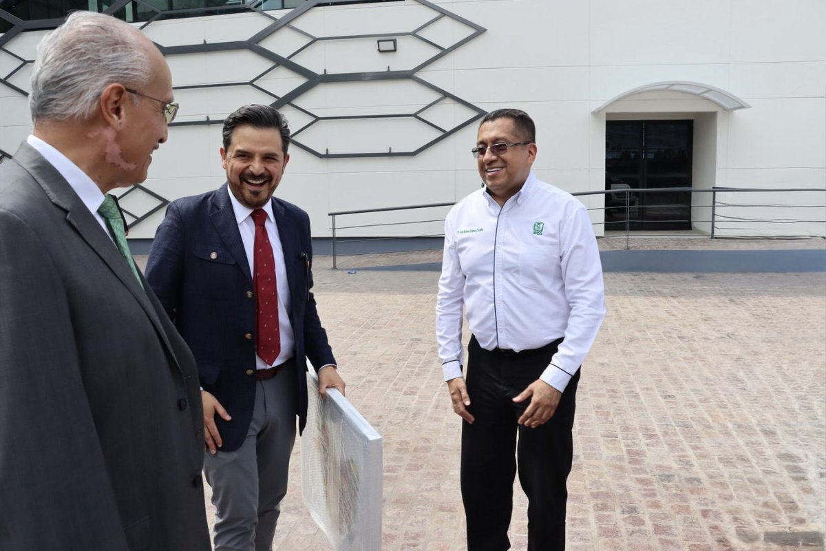 El director general del IMSS, Mtro. Zoé Robledo Aburto, y el secretario general del SNTSS, Dr. Rafael Olivos, participaron en un emotivo encuentro con trabajadoras y trabajadores del Instituto en la Unidad Deportiva Villa Coapa.

🤝 Con este tipo de espacios, se fortalece el lazo