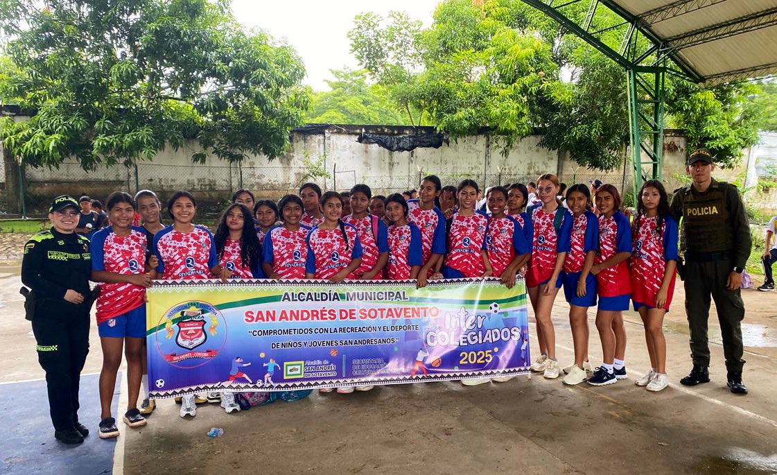 🚨👮‍♂️ #PolicíaComunitaria | En San Andrés de Sotavento, acompañamos los intercolegiados #Supérate, porque nuestra juventud merece espacios de disfrute y tranquilidad. ¡Seguimos trabajando por el presente y futuro de nuestros niños y jóvenes! 💙🫡