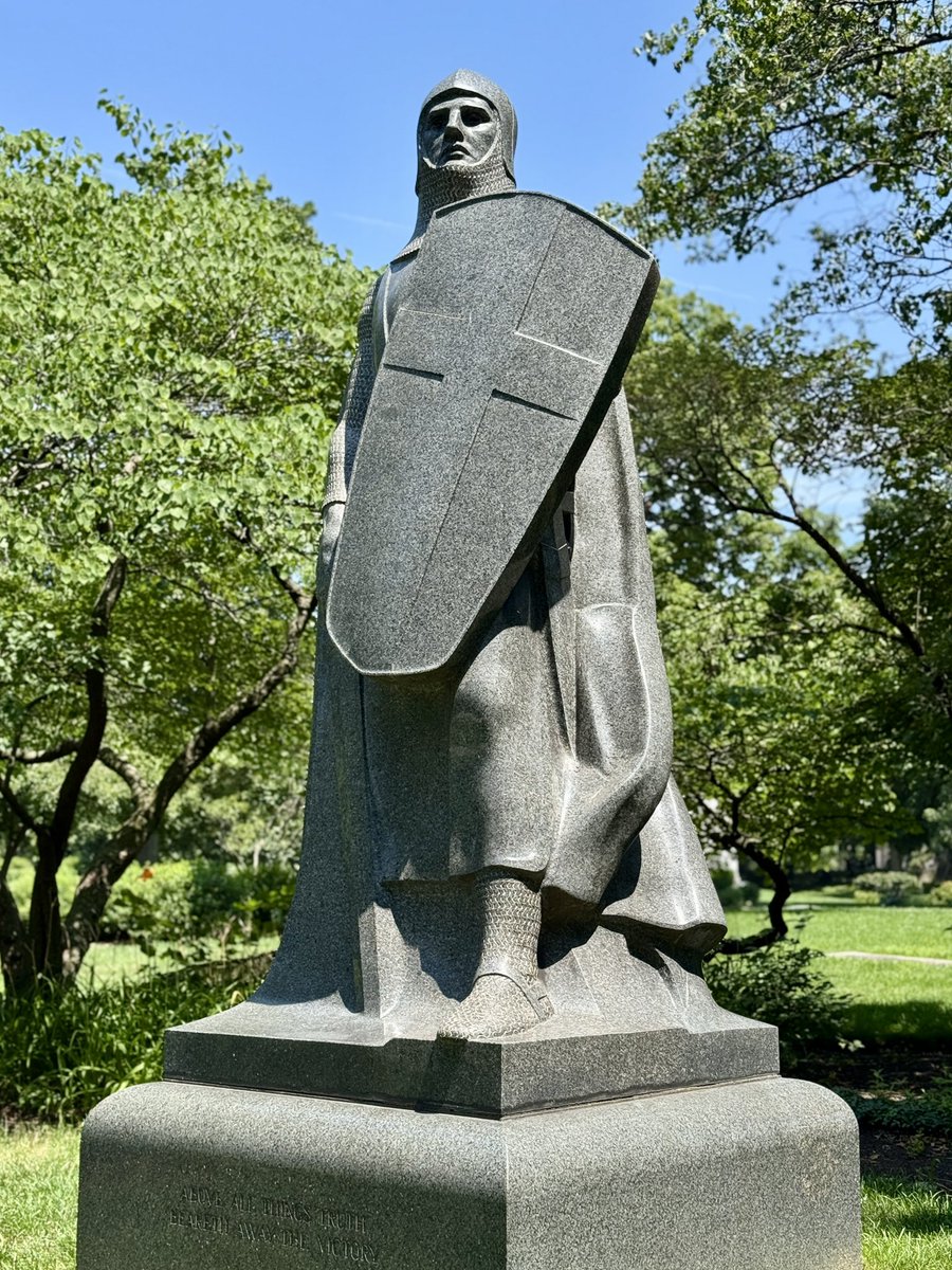 mr1llinois's tweet image. The 10-foot Crusader, designed by the great sculptor Lorado Taft, who stands guard over newspaperman Victor Lawson’s nameless grave. I grew up vacationing on Lawson’s former estate on Green Lake (WI), now home to two golf courses bearing his name.