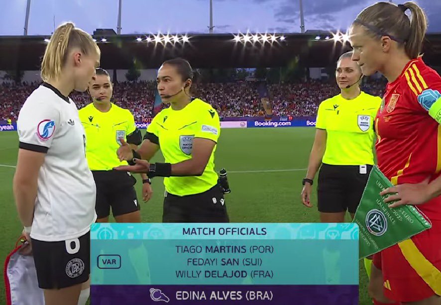 Juezcentral's tweet image. Imagen histórica hoy en la Euro Femenina.
Por primera vez, una terna sudamericana dirigió una semifinal de Eurocopa (España-Alemania). Edina Alves, Neuza Back y Fabrini Bevilaqua de Brasil.
Esto es gracias a una alianza de CONMEBOL con UEFA establecida en 2020, que incluye el…