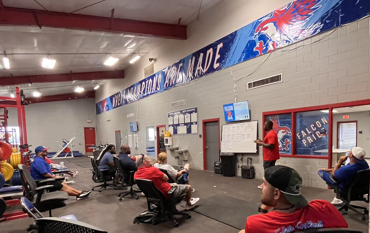 RoyalFootball4's tweet image. Today the Royal Falcons High School Football leaders aligned with the Royal JH leaders to host a Royal Football Clinic. @RoyalISD @risdhighschool @RoyalJrHigh1 Royal Football is in good hands 🙌🏾! 

❤️💙#WeAreRoyal