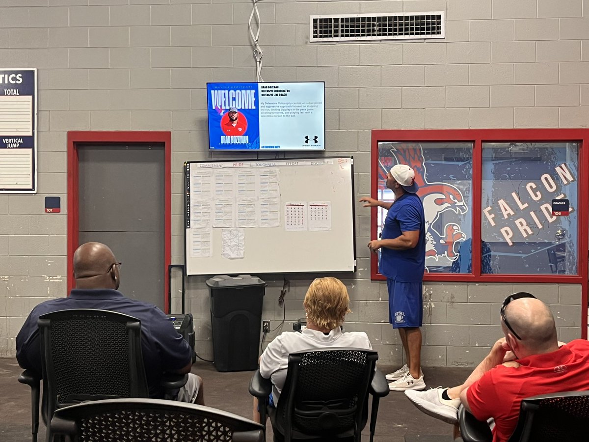 RoyalFootball4's tweet image. Today the Royal Falcons High School Football leaders aligned with the Royal JH leaders to host a Royal Football Clinic. @RoyalISD @risdhighschool @RoyalJrHigh1 Royal Football is in good hands 🙌🏾! 

❤️💙#WeAreRoyal