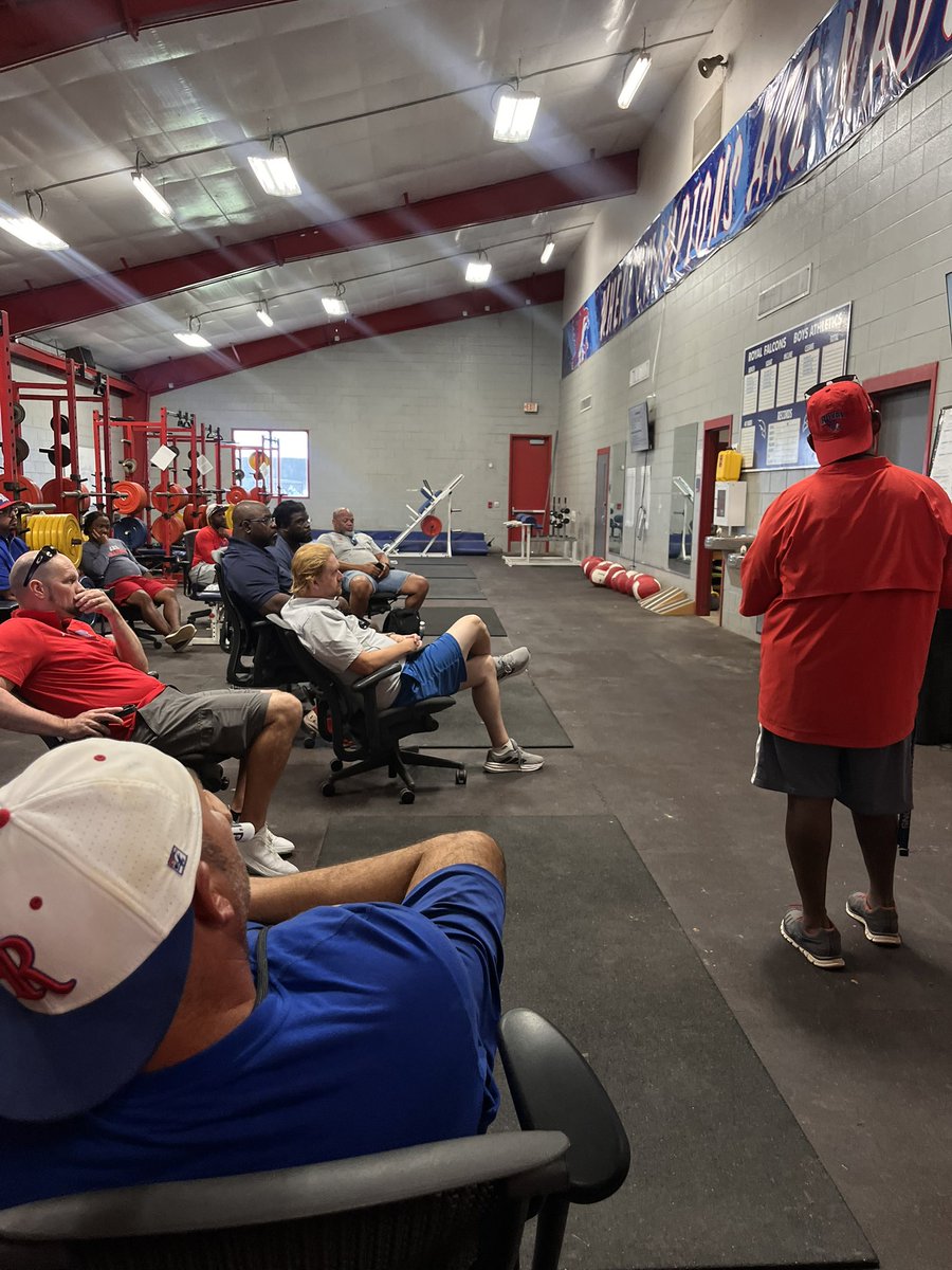 RoyalFootball4's tweet image. Today the Royal Falcons High School Football leaders aligned with the Royal JH leaders to host a Royal Football Clinic. @RoyalISD @risdhighschool @RoyalJrHigh1 Royal Football is in good hands 🙌🏾! 

❤️💙#WeAreRoyal