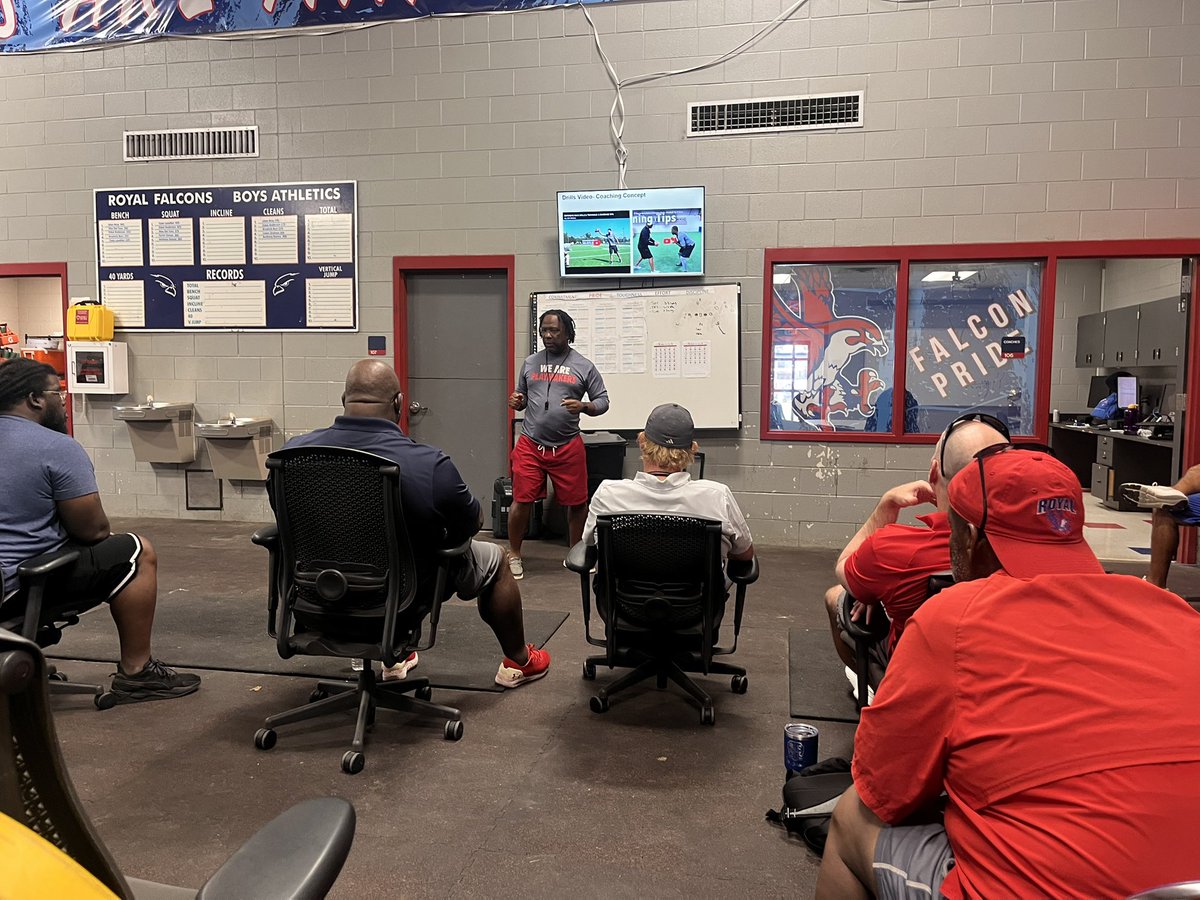 RoyalFootball4's tweet image. Today the Royal Falcons High School Football leaders aligned with the Royal JH leaders to host a Royal Football Clinic. @RoyalISD @risdhighschool @RoyalJrHigh1 Royal Football is in good hands 🙌🏾! 

❤️💙#WeAreRoyal