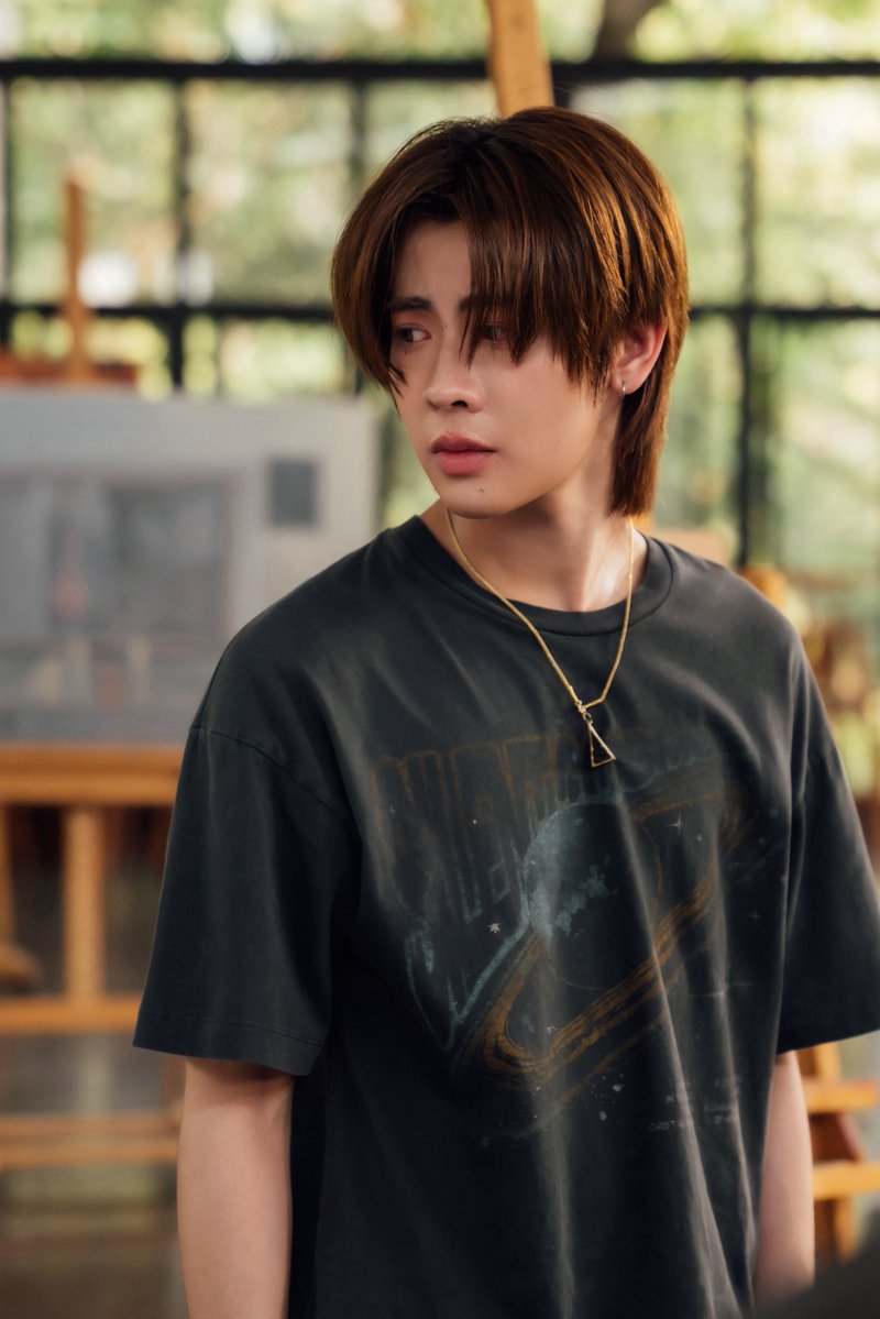 firstone_wnk's tweet image. สวัสดีครับพ่อแม่พี่น้อง!
ผมบักเจต หรือ “เจตนา” รับบทโดย เฟิร์สวัน วรรณกร เรืองรัตน์ ค้าบบ~ 😄
บอกเลยว่าตื่นเต้นมากกกก เพราะนี่คือช่วงเวลาที่รอคอยมานานสุดๆ แล้วผมก็รักบทนี้มากจริงๆ เจตนาเป็นตัวละครที่มีความเป็นผมเยอะมากกกนิดหน่อยยยอิอิ เรียกได้ว่าอินทุกซีน ทุ่มเททุกฉากจริงๆ…