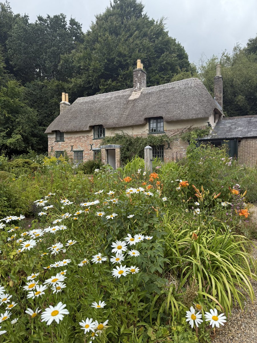Finally got to visit Thomas Hardy's birthplace yesterday. It was an idyllic spot and a truly special moment to stand in the room in which he penned Far From the Madding Crowd. 

#thomashardy #classicliterature #writerscommunity #writinginspiration