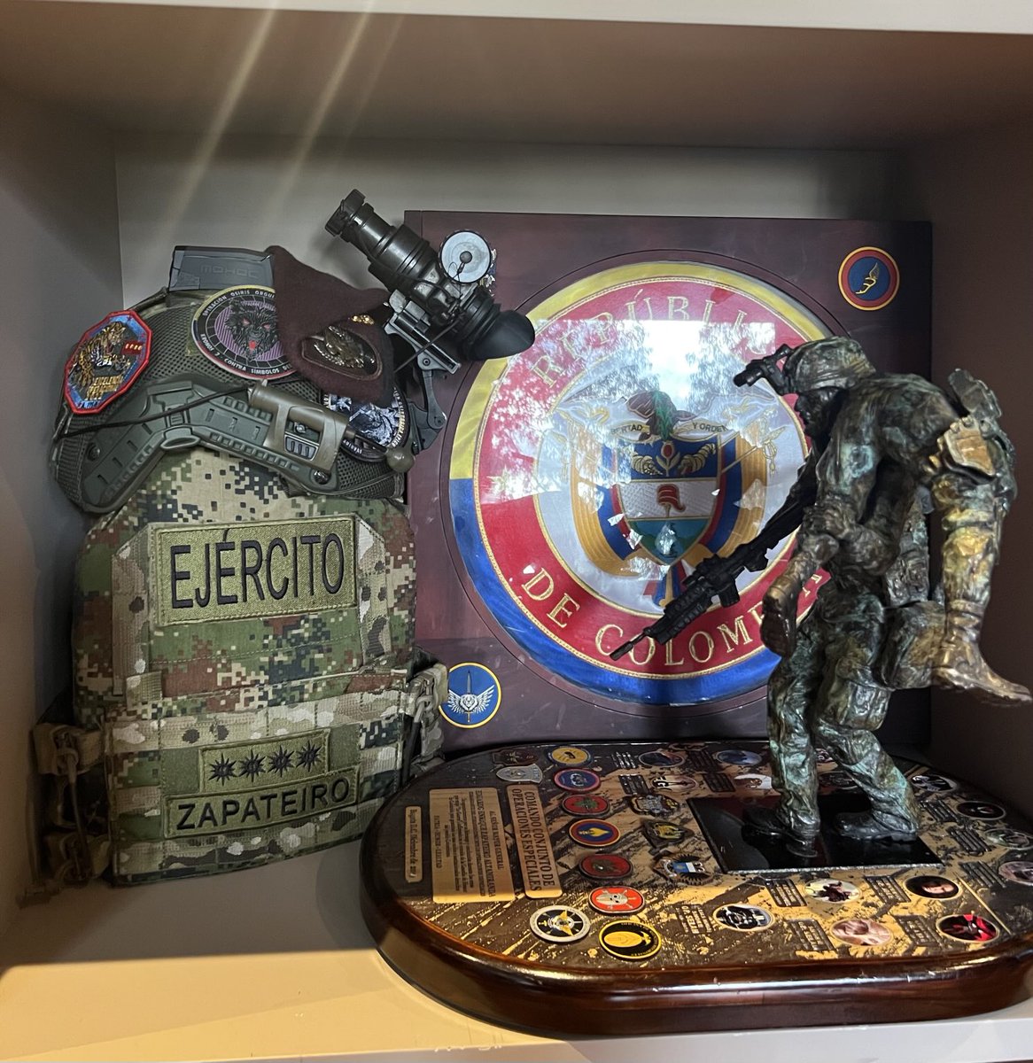 Por más que quieran hacerlo ver, El Ejército Nacional… JAMÁS saldrá del CORAZÓN de los COLOMBIANOS. Hoy más que nunca tenemos que estar ¡UNIDOS!, Optimistas y con el amor PATRIO MUY EN ALTO por nuestra Nación. 
#SoldadosDelEjercitoNacional
☀️☀️☀️☀️
