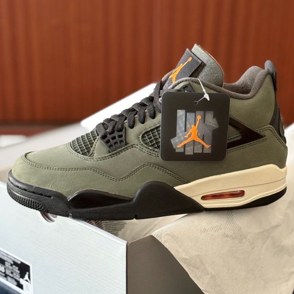 dadeasskickz's tweet image. Only the Nike logo pair is releasing to the public. The rest are Friends & Family if they even received them. I haven’t seen a single Jumpman logo pair that wasn’t an OG. 🤷🏽♂️👁️🦇