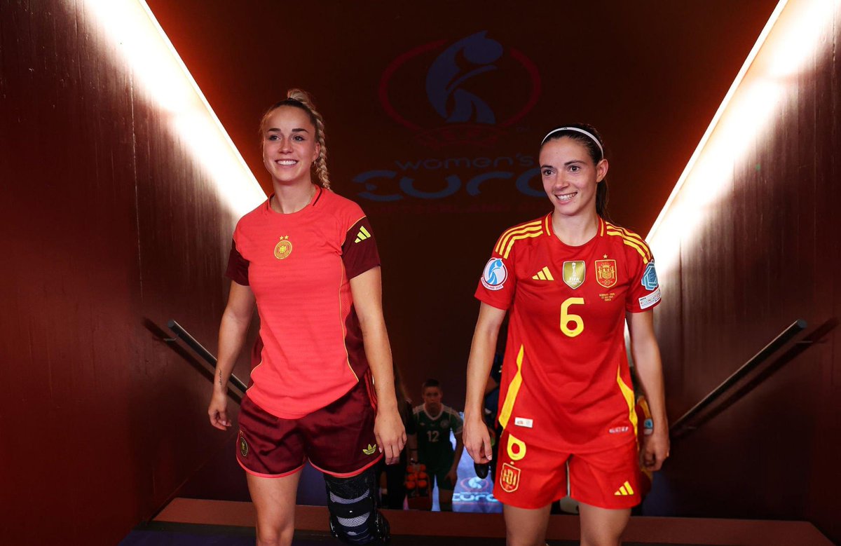 Lehrerinmcd's tweet image. 📷 | Giulia with Aitana Bonmatí on the tunnel after the game.

[GETTY].