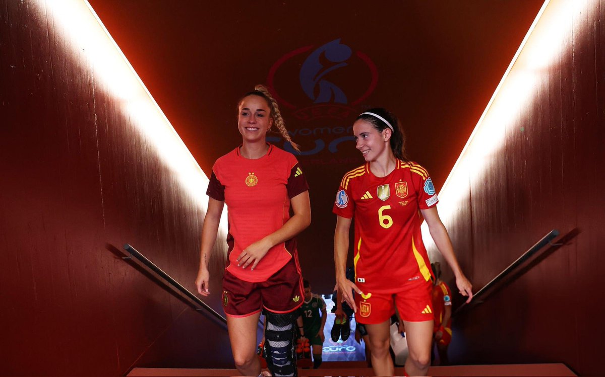 Lehrerinmcd's tweet image. 📷 | Giulia with Aitana Bonmatí on the tunnel after the game.

[GETTY].