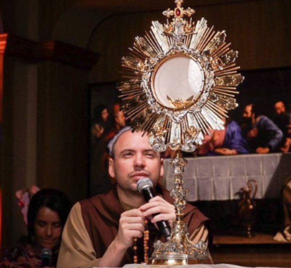 Pai_estovir's tweet image. Agosto começa a quaresma de São Miguel, 40 dias rezando o Rosário com o Frei Gilson. Acreditem, se vocês rezarem o rosário nesse período com milhares de católicos, é isso que realmente fará a vontade de Deus prevalecer no Brasil. A salvação não esta na política.