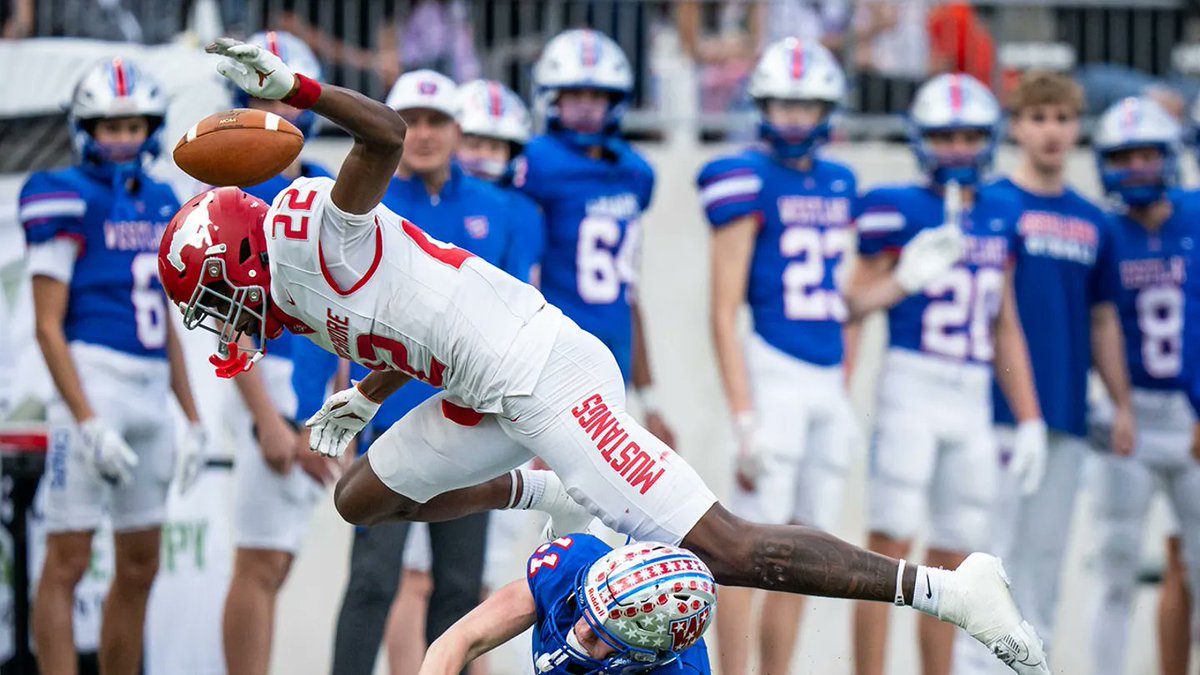 🇺🇸🏈🚔 Georgia football commit Chace Calicut (age 17) was arrested in Texas &amp; charged with 2 counts of aggravated assault with a deadly weapon, a 2nd-degree felony. He allegedly drove erratically during a road rage incident while his passenger pointed a handgun at another