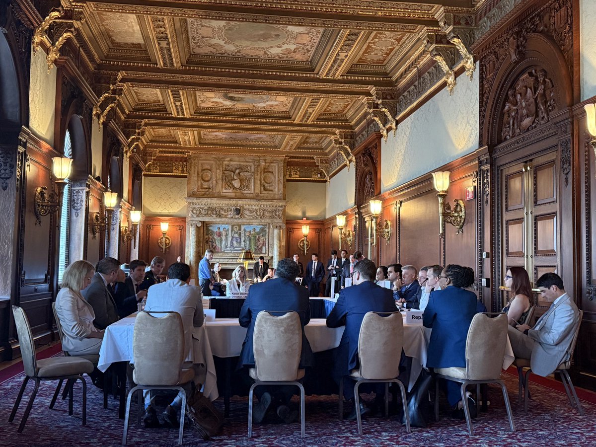 TroyDowningMT's tweet image. Great juxtaposition meeting with Sam Altman of OpenAI talking about the future in such an historic spot.

#LibraryOfCongress
#AI
#ArtificialIntelligence