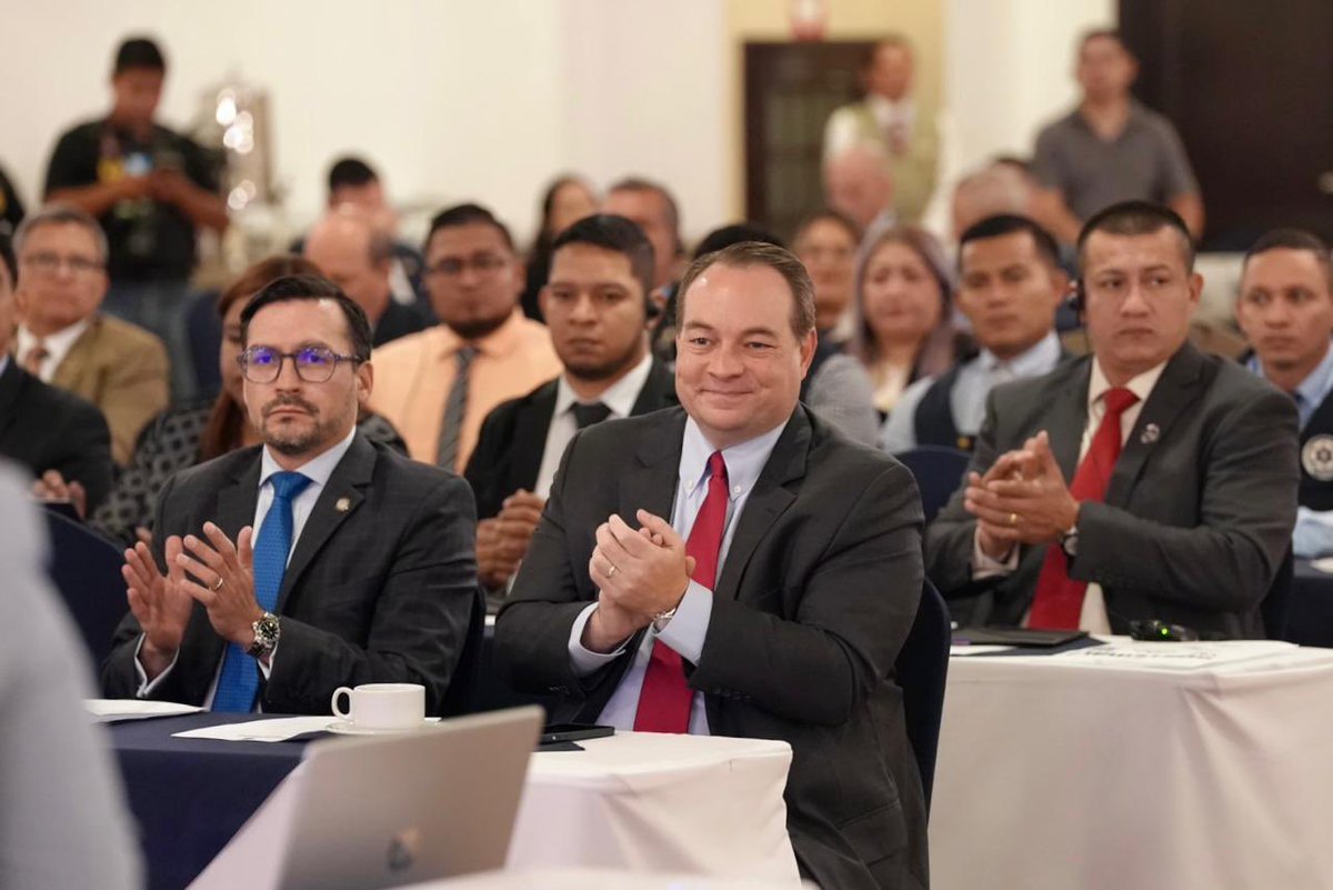 usembassyguate's tweet image. Combatir las organizaciones criminales transnacionales es de las más altas prioridades de @POTUS Trump. En seguimiento a la visita de @Sec_Noem, hoy @HSI_HQ y expertos internacionales inauguraron la III Conferencia Regional de Investigación Criminal Transnacional #TCIU. Uniendo…