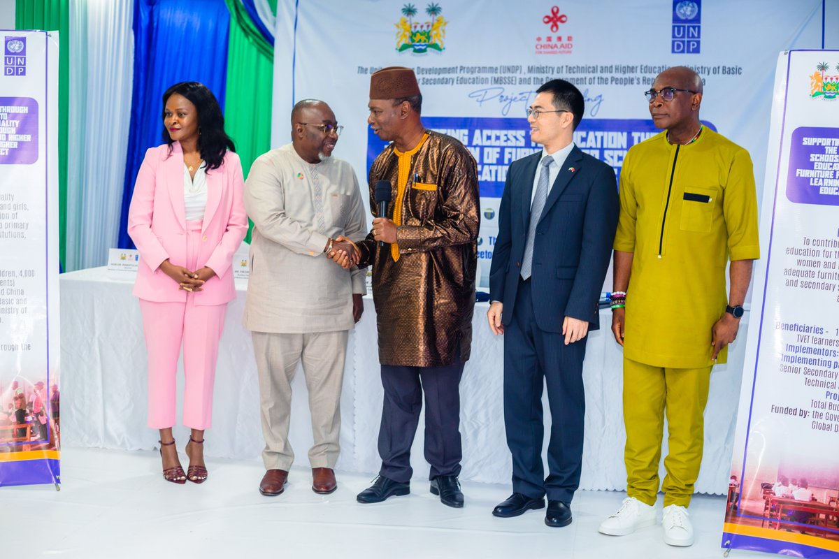 UNDPSierraLeone's tweet image. 🤝Thanks to China 🇨🇳, @UNDPSierraLeone , partnering with the Government of #SierraLeone is set to provide furniture to basic schools, TVETs, and universities in 13 districts under the “Supporting Access to Education” project ,which was launched today.🇸🇱 @Amb_WangQing @FredAmpiah