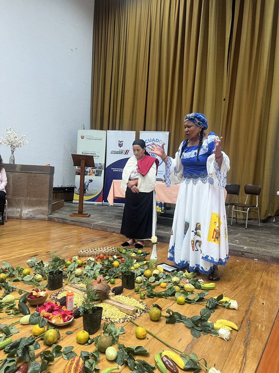 Paolina Vercoutere Quinche (@paovercoutere) on Twitter photo Convocadas desde <a href="/Copisaec/">SoberaníaAlimentaria</a> desde todos los rincones del Ecuador, las organizaciones de mujeres nos reunimos para recuperar memoria, politizar y actualizar nuestra agenda entorno a la soberanía alimentaria, base también de las otras soberanías! Convocadas desde <a href="/Copisaec/">SoberaníaAlimentaria</a> desde todos los rincones del Ecuador, las organizaciones de mujeres nos reunimos para recuperar memoria, politizar y actualizar nuestra agenda entorno a la soberanía alimentaria, base también de las otras soberanías!