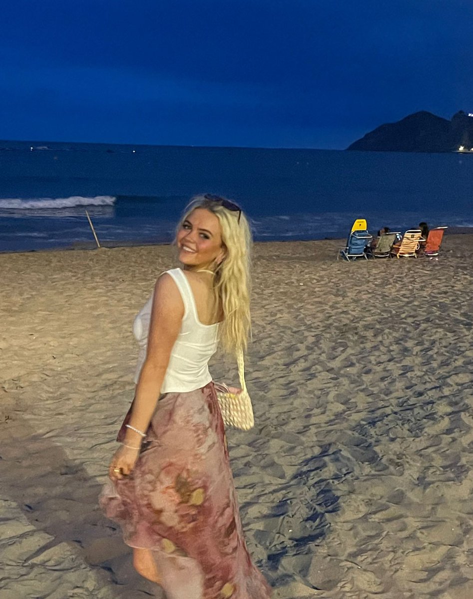chloebaiines's tweet image. Just on holiday dunno if i mentioned or not