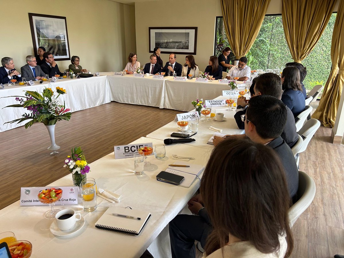 Hoy atendí invitación del G-16 y en tres horas respondí con claridad y respeto sus legítimas inquietudes sobre mi visión de país y la continuidad de la refundación que significa un cambio histórico en favor del Pueblo. Al salir me informé de la propuesta de un militante del PSH