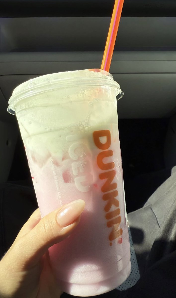 SabrinaTimes's tweet image. Sabrina Carpenter with her and Dunkin' Donuts’ collaborative drink "Sabrina's Strawberry Daydream Refresher” via Instagram stories! 📲