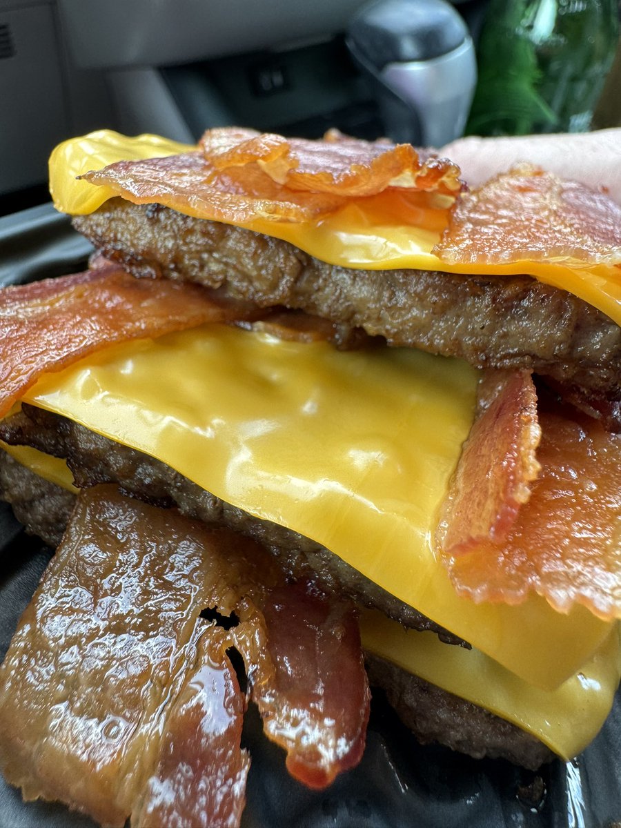 EmanBotl's tweet image. Solid lunch
Triple Wendy’s baconator