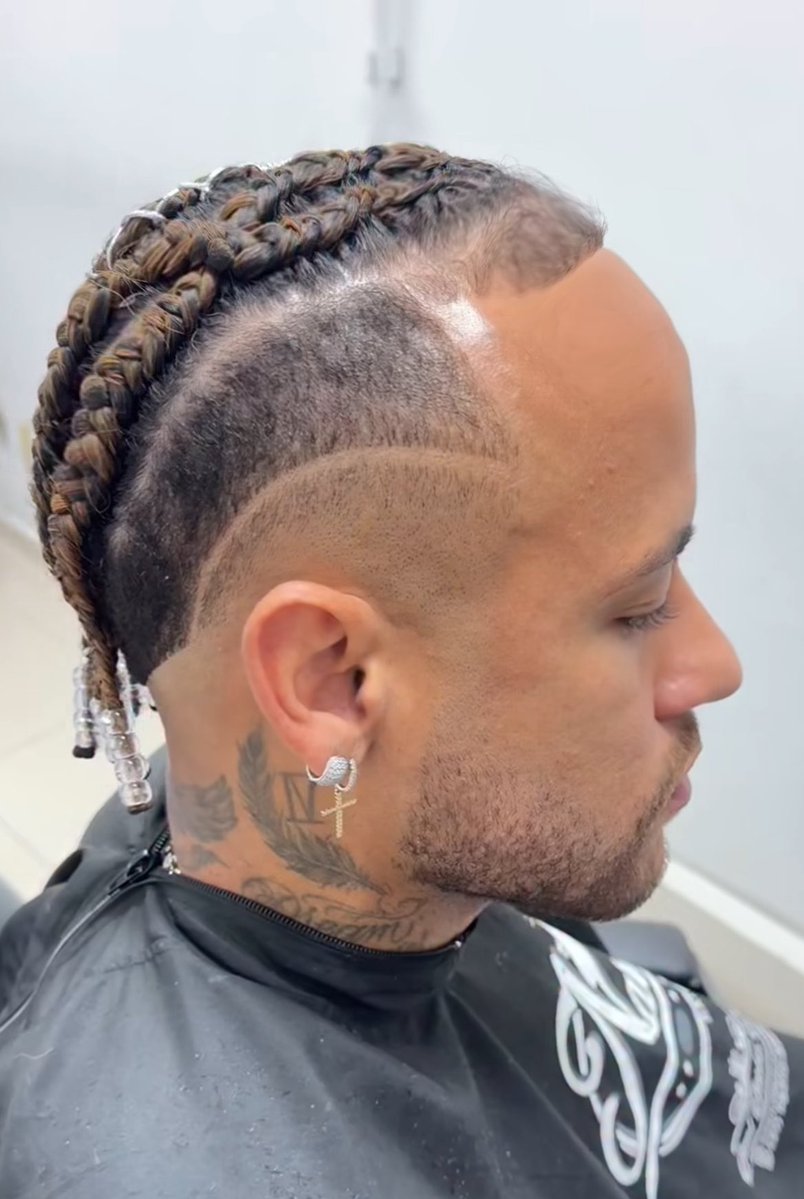 choquei's tweet image. 🚨VEJA: Neymar mostra seu novo visual. O jogador do Santos está usando tranças.