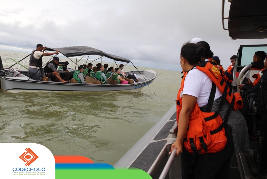 CODECHOCÓ (@codechococar) on Twitter photo En articulación con la Alcaldía de Bahía Solano y la <a href="/ArmadaColombia/">Armada de Colombia</a> iniciamos los operativos de control y vigilancia en alta mar; donde verificamos el cumplimiento de las medidas de #AvistamientoResponsable de Ballenas establecidas en la Resolución 0841 de 2024. En articulación con la Alcaldía de Bahía Solano y la <a href="/ArmadaColombia/">Armada de Colombia</a> iniciamos los operativos de control y vigilancia en alta mar; donde verificamos el cumplimiento de las medidas de #AvistamientoResponsable de Ballenas establecidas en la Resolución 0841 de 2024.
