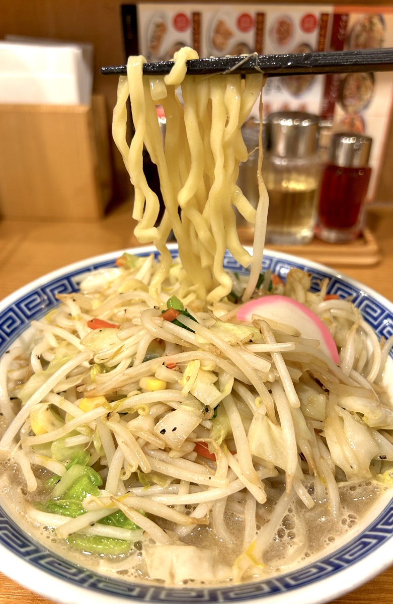 KOTAPAPA921's tweet image. 東陽町店では何度も食べている『タンメン トナリ』今回は丸の内店に初訪🔰野菜不足と言われがちな食生活でバランスの取れた美味しい野菜が補えるGroupの看板【タンメン】熱の通し具合が絶妙なシャッキリ歯応え野菜に豚骨ベースのアッサリなのにコク深いスープ✨タンメン専門店の技術はハンパないッス♡