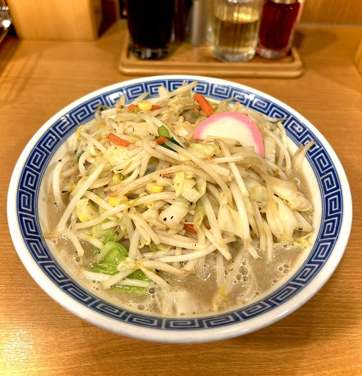 KOTAPAPA921's tweet image. 東陽町店では何度も食べている『タンメン トナリ』今回は丸の内店に初訪🔰野菜不足と言われがちな食生活でバランスの取れた美味しい野菜が補えるGroupの看板【タンメン】熱の通し具合が絶妙なシャッキリ歯応え野菜に豚骨ベースのアッサリなのにコク深いスープ✨タンメン専門店の技術はハンパないッス♡