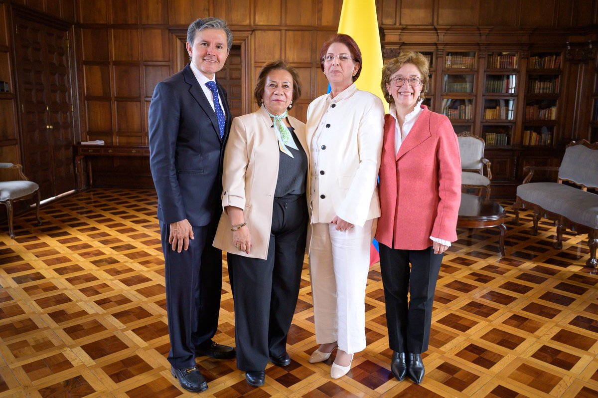 CancilleriaCol's tweet image. 🇨🇴🤝🏻🇦🇷🇪🇬🇹🇭 | Avanzando en el fortalecimiento de nuestra presencia diplomática en el mundo, la Ministra de Relaciones Exteriores (e) Rosa Yolanda Villavicencio Mapy (@ryvillavicencio) posesionó a los nuevos embajadores de Colombia en Argentina, José Roberto Acosta Ramos; Egipto,…