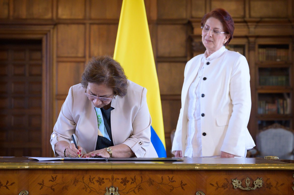 CancilleriaCol's tweet image. 🇨🇴🤝🏻🇦🇷🇪🇬🇹🇭 | Avanzando en el fortalecimiento de nuestra presencia diplomática en el mundo, la Ministra de Relaciones Exteriores (e) Rosa Yolanda Villavicencio Mapy (@ryvillavicencio) posesionó a los nuevos embajadores de Colombia en Argentina, José Roberto Acosta Ramos; Egipto,…
