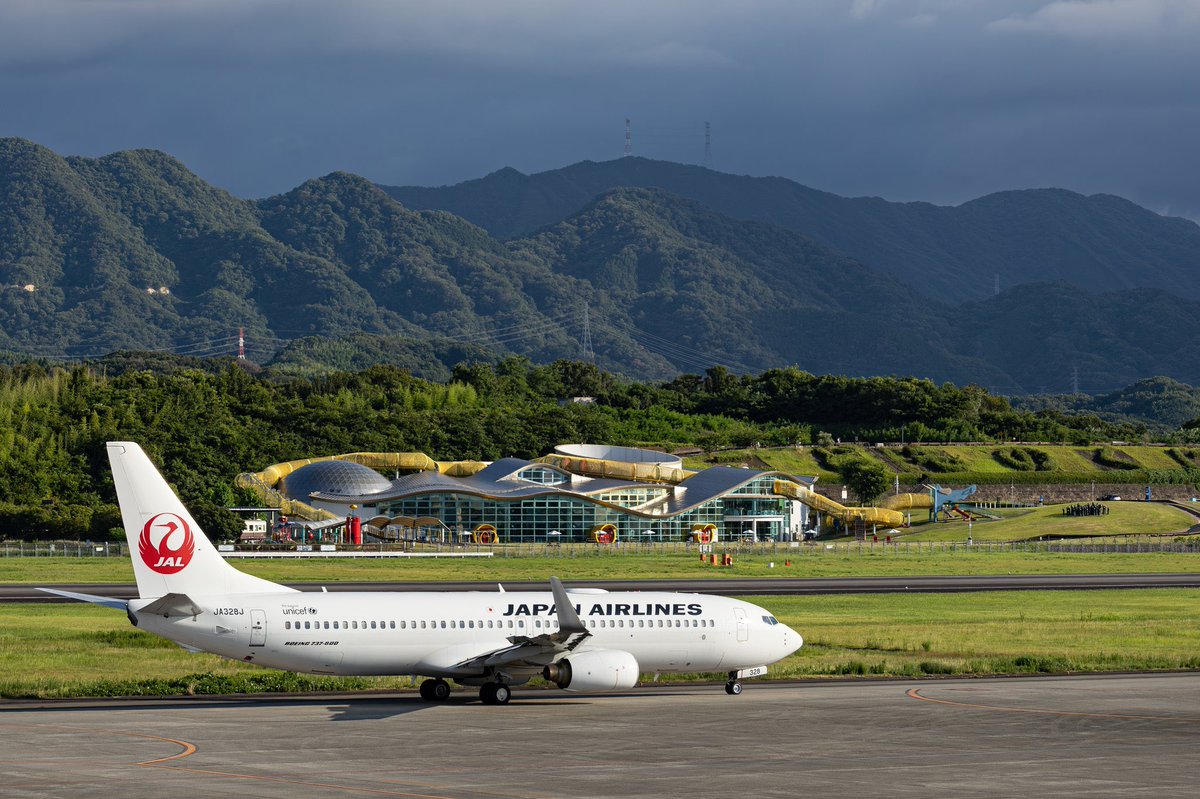 gyastro's tweet image. おはようございます!
今日も素敵な空の旅をお過ごし下さい!
※奥に見えるカラフルな建物が さぬきこどもの国のメイン、わくわく児童館です。
Good morning!
Have a wonderful flight today!
#高松空港 #JAL #飛行機 #さぬきこどもの国
#japan #takamatsuairport #airplane