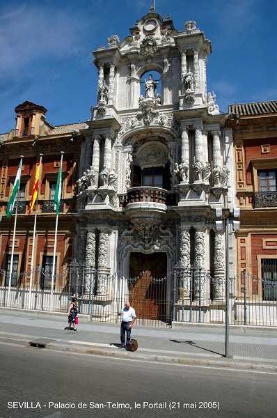 RjNol's tweet image. The Palacio de San Telmo.
Seville, southern Spain. Construction on the building began in 1682. There are clearly two completely different styles on the building's facade. The central part of the building was probably all that remained of the old structure, and that was all they…