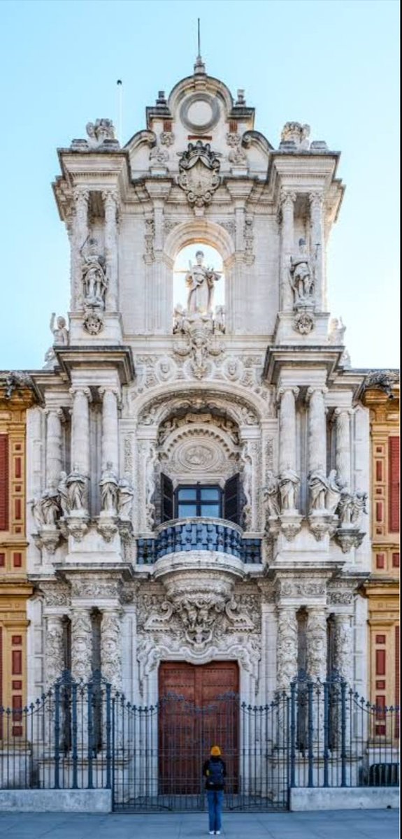 RjNol's tweet image. The Palacio de San Telmo.
Seville, southern Spain. Construction on the building began in 1682. There are clearly two completely different styles on the building's facade. The central part of the building was probably all that remained of the old structure, and that was all they…