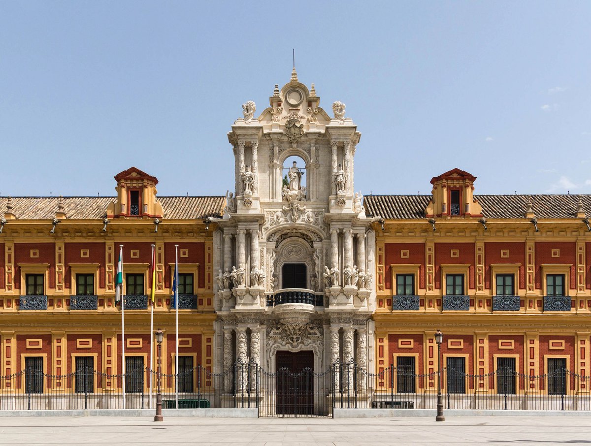 RjNol's tweet image. The Palacio de San Telmo.
Seville, southern Spain. Construction on the building began in 1682. There are clearly two completely different styles on the building's facade. The central part of the building was probably all that remained of the old structure, and that was all they…
