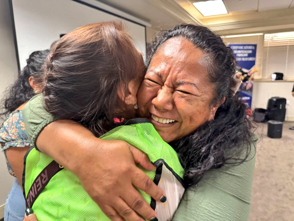 Juansabinesg's tweet image. En un nuevo reencuentro de familias, abuelas y abuelos viajaron desde México para conocer a sus nietos y abrazar a sus hijas e hijos después de 17 a 31 años de separación.
Besos que esperaron décadas hoy por fin se dieron.
Gracias a Isa Jeffers y al @ColectivoArbol por hacerlo…