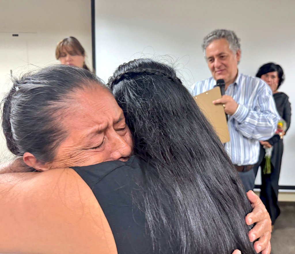 Juansabinesg's tweet image. En un nuevo reencuentro de familias, abuelas y abuelos viajaron desde México para conocer a sus nietos y abrazar a sus hijas e hijos después de 17 a 31 años de separación.
Besos que esperaron décadas hoy por fin se dieron.
Gracias a Isa Jeffers y al @ColectivoArbol por hacerlo…