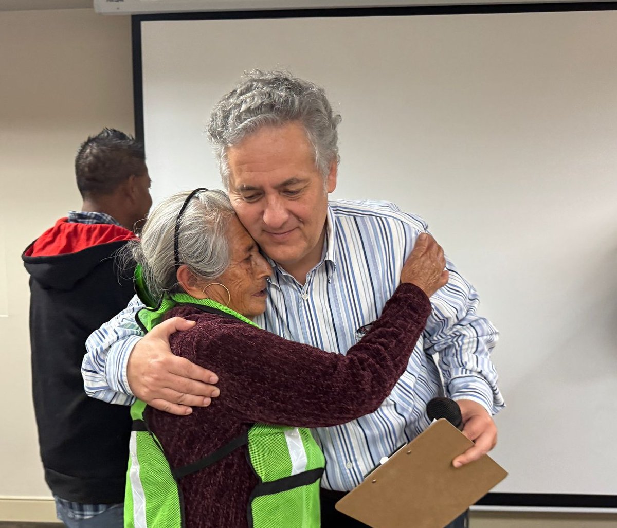 Juansabinesg's tweet image. En un nuevo reencuentro de familias, abuelas y abuelos viajaron desde México para conocer a sus nietos y abrazar a sus hijas e hijos después de 17 a 31 años de separación.
Besos que esperaron décadas hoy por fin se dieron.
Gracias a Isa Jeffers y al @ColectivoArbol por hacerlo…