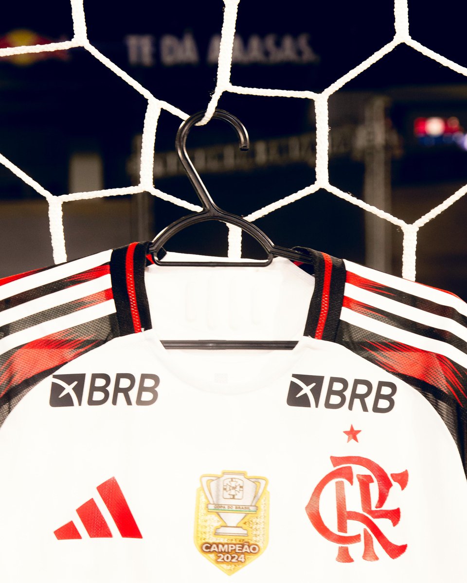 Flamengo's tweet image. Boa noite, Nação Rubro-Negra! Às 21h30, o Mengão enfrenta o RB Bragantino no Estádio Cícero de Souza Marques e vai em busca dos 3 pontos!
#RBBxFLA #Matchday