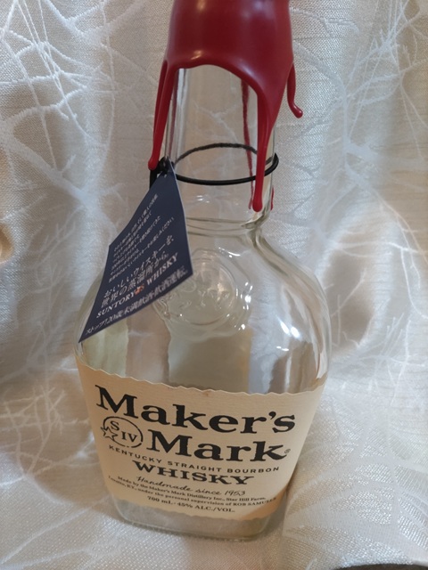 ２か月前に開封したMaker's Markが空きました。クセのない味で、柑橘系の炭酸で割ってハイボールにすると、とても飲みやすい。
バーボンウイスキーは、原料にトウモロコシを使う比率が法で定められているのだとか。
