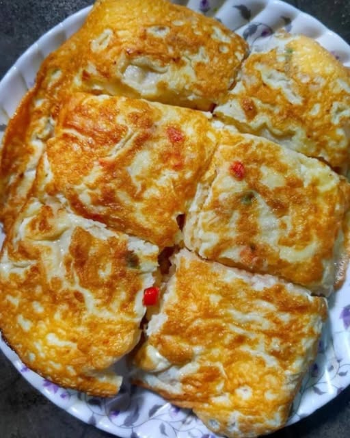 🥪 Omelette Sandwich Recipe 🥚🌿
📝 Ingredients:
For the Omelette:
3–4 eggs
2 tbsp milk (optional – for fluffiness)
Salt to taste
1 onion (finely chopped)
1 green chilli (finely chopped)
2 tbsp chopped coriander
2 tbsp chopped capsicum or tomato (optional)
1–2 tsp oil or butter