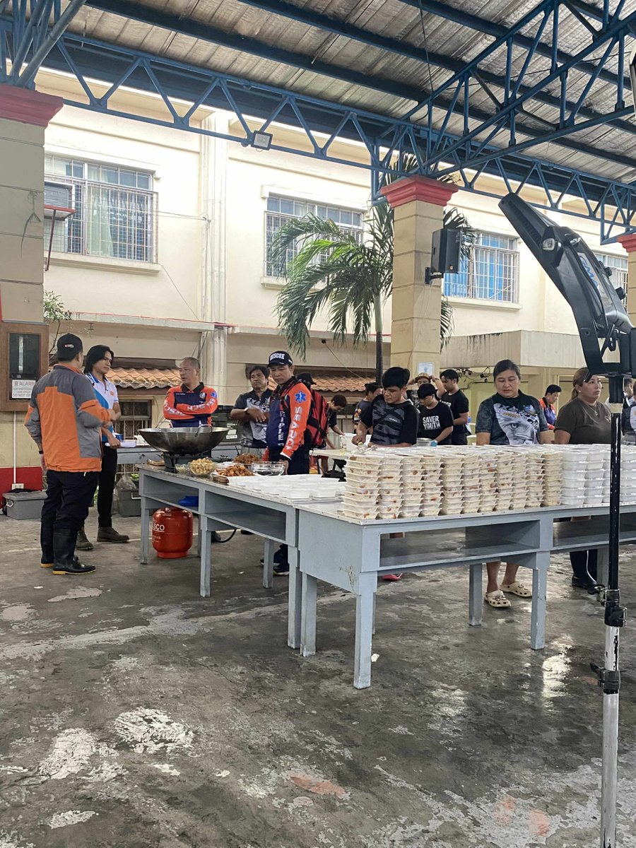 UnangHirit's tweet image. #SerbisyongTotoo kasama ang volunteer group na “Banayad Adventure” para sa mga nasalanta ng bagyo sa Gen. Tiburcio De Leon National High School, Valenzuela City.
Tumutok na sa inyong telebisyon maging sa #UnangHirit livestream sa Facebook, TikTok at YouTube!
