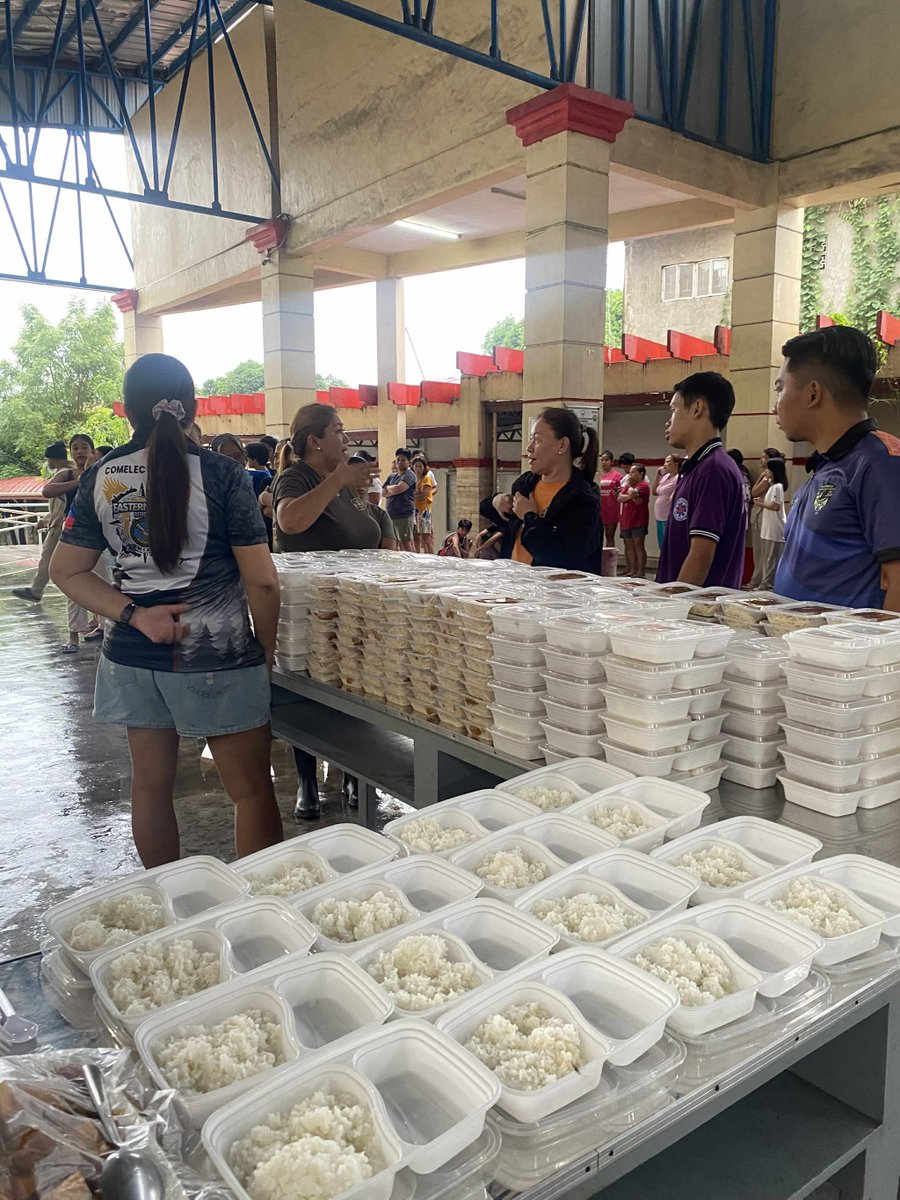 UnangHirit's tweet image. #SerbisyongTotoo kasama ang volunteer group na “Banayad Adventure” para sa mga nasalanta ng bagyo sa Gen. Tiburcio De Leon National High School, Valenzuela City.
Tumutok na sa inyong telebisyon maging sa #UnangHirit livestream sa Facebook, TikTok at YouTube!