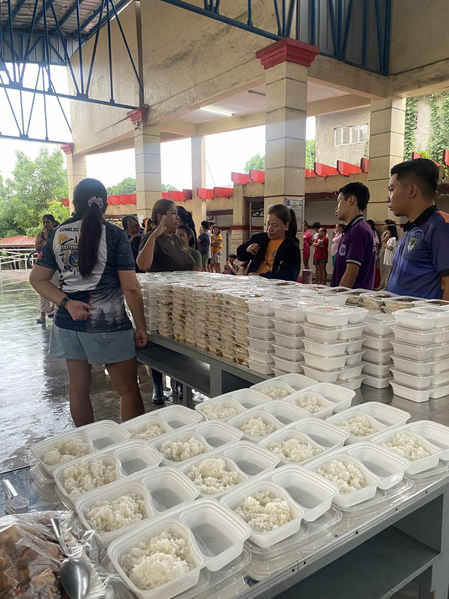 UnangHirit's tweet image. #SerbisyongTotoo kasama ang volunteer group na “Banayad Adventure” para sa mga nasalanta ng bagyo sa Gen. Tiburcio De Leon National High School, Valenzuela City.
Tumutok na sa inyong telebisyon maging sa #UnangHirit livestream sa Facebook, TikTok at YouTube!
