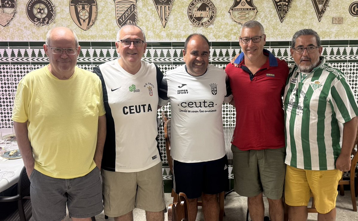 Futsalsur (@futsalsur) on Twitter photo 🌞 Aliquindoi del verano 🏖️
👏 El equipo de #40X20 con Alfonso Rodriguez técnico de <a href="/EntrerriosAuto/">Entrerrios Automatización</a> como padrino dan la alternativa a Morenin en su llegada a Segunda como técnico de la <a href="/ua_ceuti/">Unión África Ceutí</a> . Bienvenido mister a Ceuta, ciudad que enamora 🖤🤍🖤 🌞 Aliquindoi del verano 🏖️
👏 El equipo de #40X20 con Alfonso Rodriguez técnico de <a href="/EntrerriosAuto/">Entrerrios Automatización</a> como padrino dan la alternativa a Morenin en su llegada a Segunda como técnico de la <a href="/ua_ceuti/">Unión África Ceutí</a> . Bienvenido mister a Ceuta, ciudad que enamora 🖤🤍🖤