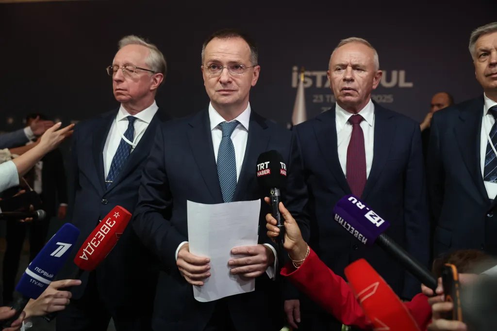 Ukraine-Russia peace talks end in less than a hour with no cease-fire nypost.com/2025/07/23/us-… Third round of Ukraine-Russia peace talks end in less than a hour with no cease-fire after Trump threatens Putin with sanctions