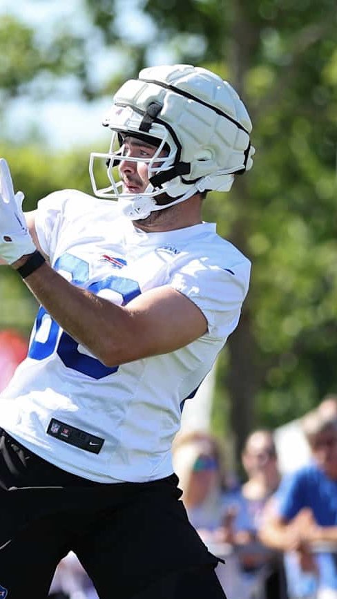 HelmetStalker's tweet image. Bills TE Dalton Kincaid is using a Light Helmets Apache with an SK2 facemask and a SportStar Victory chinstrap; he used a Riddell SpeedFlex Precision with an SF-2BD-SW facemask and a SportStar Victory XD chinstrap in 2024.