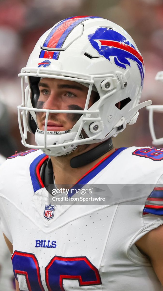 HelmetStalker's tweet image. Bills TE Dalton Kincaid is using a Light Helmets Apache with an SK2 facemask and a SportStar Victory chinstrap; he used a Riddell SpeedFlex Precision with an SF-2BD-SW facemask and a SportStar Victory XD chinstrap in 2024.