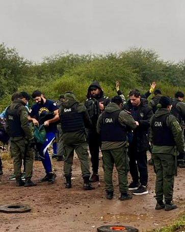 PatoBullrich's tweet photo. A nosotros sí nos importa que vuelvan los visitantes. Y tenemos la decisión para hacerlo.

Rumbo al partido entre Boca y Atlético Tucumán, detuvimos a un barra con pedido de captura por violencia y amenazas en el ámbito familiar.

Con Tribuna Segura, los violentos, mafiosos y prófugos no entran más a las canchas.