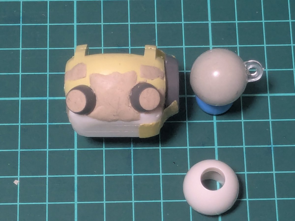 AosBjnMFQ2uA1oT's tweet image. SDジオ改造
アマゾンで球形プラパーツを購入。程よいサイズ。本来は透明ですが中にエポパテを詰めてます。
右下の白いのは手芸店で購入した太い紐の先に付けるであろうもの。硬くて加工に不向きで使えなかった。