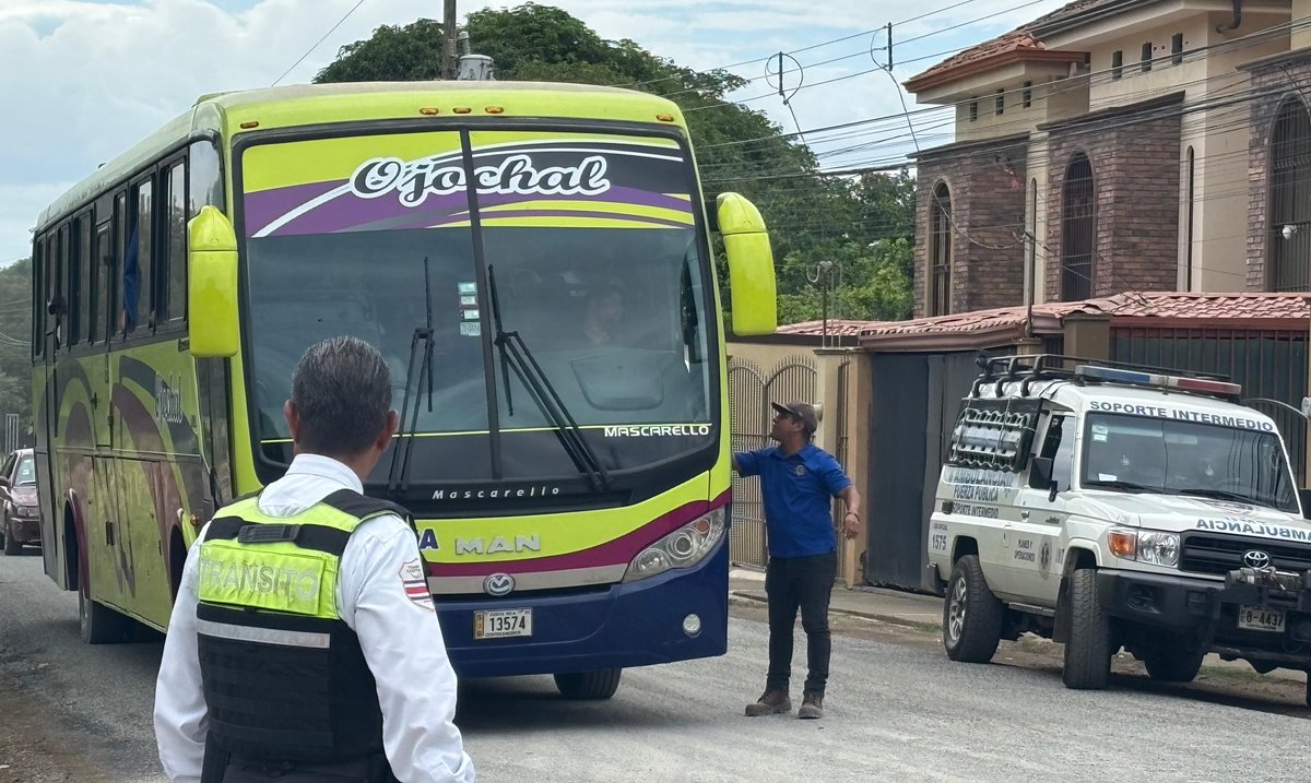 PIERO_CALANDRE's tweet image. ¡OJO A LAS IMÁGENES!
🚨🚨🚨🚨🚨🚨🚨🚨

En exclusiva, les comparto dos imágenes de uno de los dos autobuses que están trasladando gente para que le hagan pelota a RODRIGO CHAVES, estas imágenes son para la actividad en El Coco, Guanacaste.

Esperen más material.
🤡🤡🤡👇🏻👇🏻👇🏻🤡🤡🤡